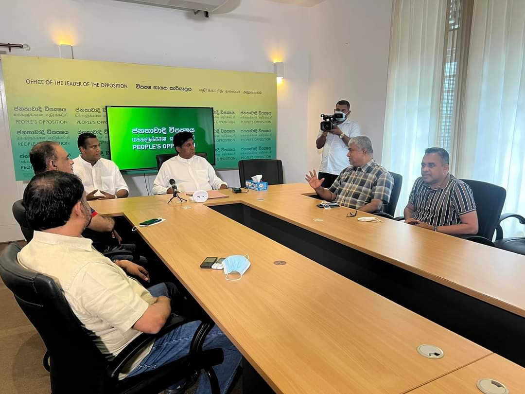 Vidiyallk's tweet photo. 4 MPs of #SLMC and #ACMC who voted #20thAmendment met Opposition Leader @sajithpremadasa today #lka #SriLanka #SriLankaCrisis https://t.co/i3sAA9NWKV