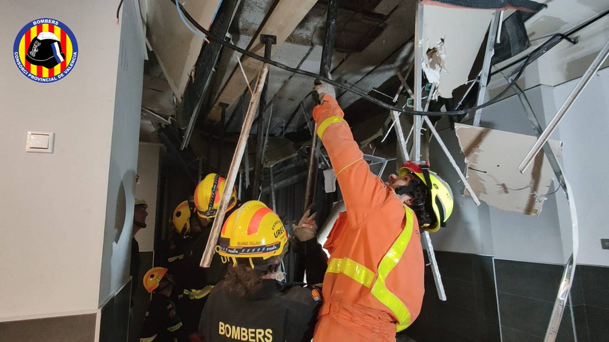 BombersValencia's tweet photo. 📸 Imatges d’ahir a última hora de la vesprada, quan es va esfondrar part del sostre d’un casal faller a #Torrent. Sense danys personals. Bombers Torrent van sanejar i #UREC Consorci va fer apuntalament https://t.co/jcFUxa5wXh