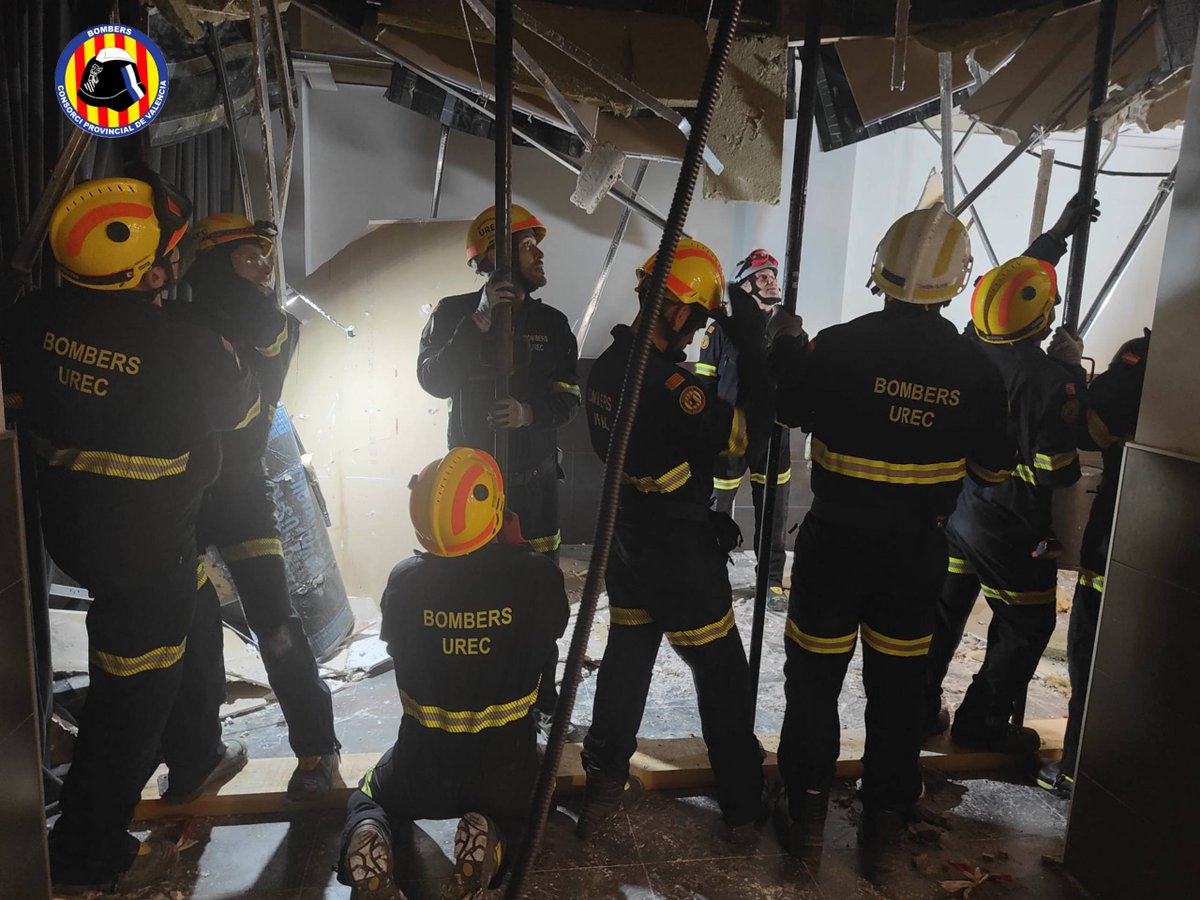 BombersValencia's tweet photo. 📸 Imatges d’ahir a última hora de la vesprada, quan es va esfondrar part del sostre d’un casal faller a #Torrent. Sense danys personals. Bombers Torrent van sanejar i #UREC Consorci va fer apuntalament https://t.co/jcFUxa5wXh