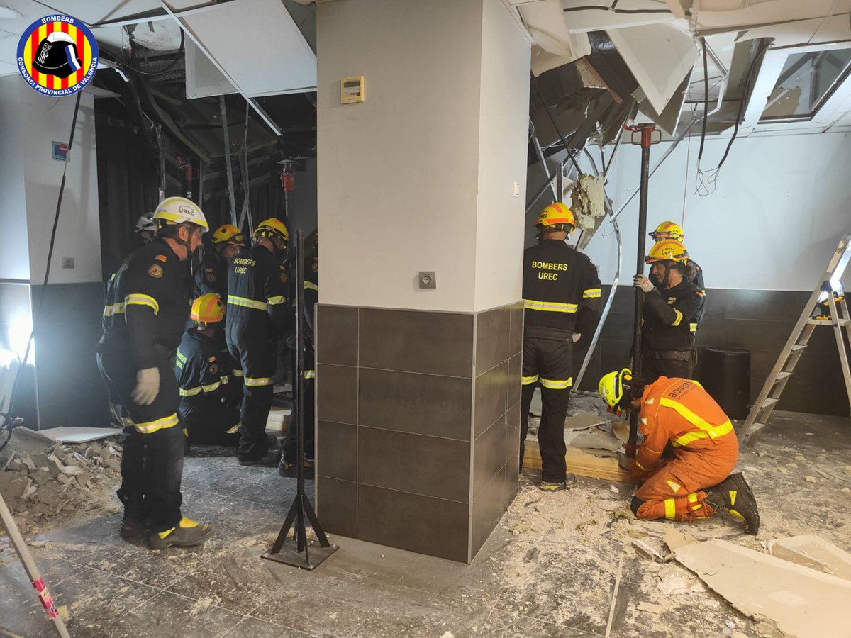 BombersValencia's tweet photo. 📸 Imatges d’ahir a última hora de la vesprada, quan es va esfondrar part del sostre d’un casal faller a #Torrent. Sense danys personals. Bombers Torrent van sanejar i #UREC Consorci va fer apuntalament https://t.co/jcFUxa5wXh