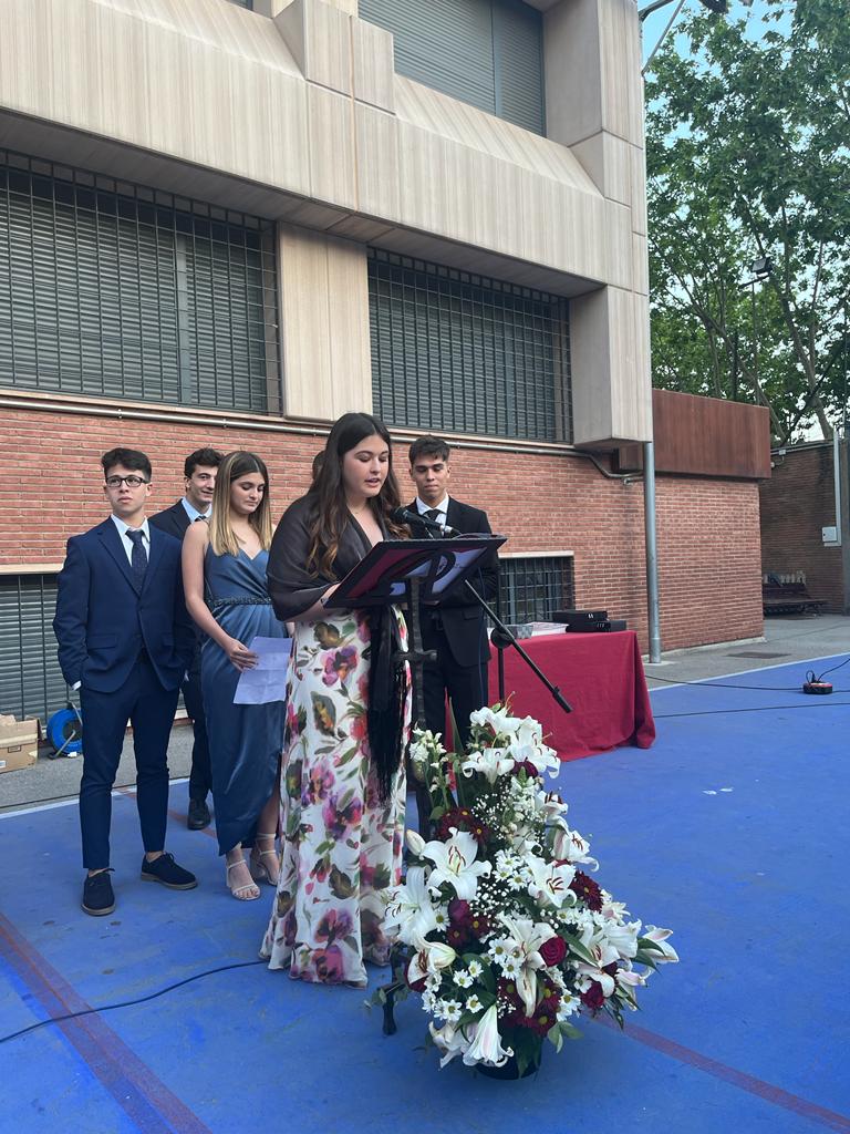 PadreDamianSSCC's tweet photo. 👩🎓 Una etapa més que finalitzen on l'escola quedarà com una de les experiències més intenses de les seves vides i on les portes sempre estaran obertes per recordar amb ells aquest moments.
😍 MOLTES FELICITATS NOIS I NOIES!!
#graduació #etapafinalitzada #sempreenelrecord https://t.co/3uQqTW5RuL