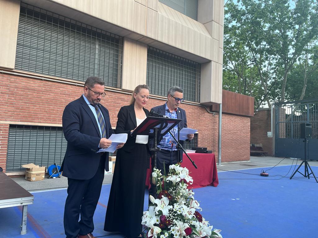 PadreDamianSSCC's tweet photo. 👩🎓 Una etapa més que finalitzen on l'escola quedarà com una de les experiències més intenses de les seves vides i on les portes sempre estaran obertes per recordar amb ells aquest moments.
😍 MOLTES FELICITATS NOIS I NOIES!!
#graduació #etapafinalitzada #sempreenelrecord https://t.co/3uQqTW5RuL
