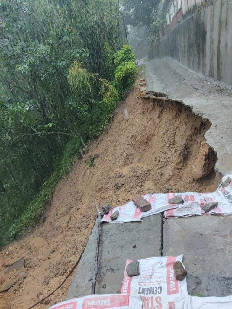 Padminisahu7's tweet image. The Hill district of Assam,  Dima Hasao undergoing natural calamities due to heavy rainfall and landslides in the different areas of the district. 
Not everyone enjoys rain 😕
#PrayForAssam #Dimahasao #landslide
@himantabiswa