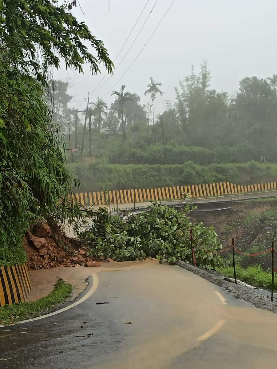 Padminisahu7's tweet image. The Hill district of Assam,  Dima Hasao undergoing natural calamities due to heavy rainfall and landslides in the different areas of the district. 
Not everyone enjoys rain 😕
#PrayForAssam #Dimahasao #landslide
@himantabiswa