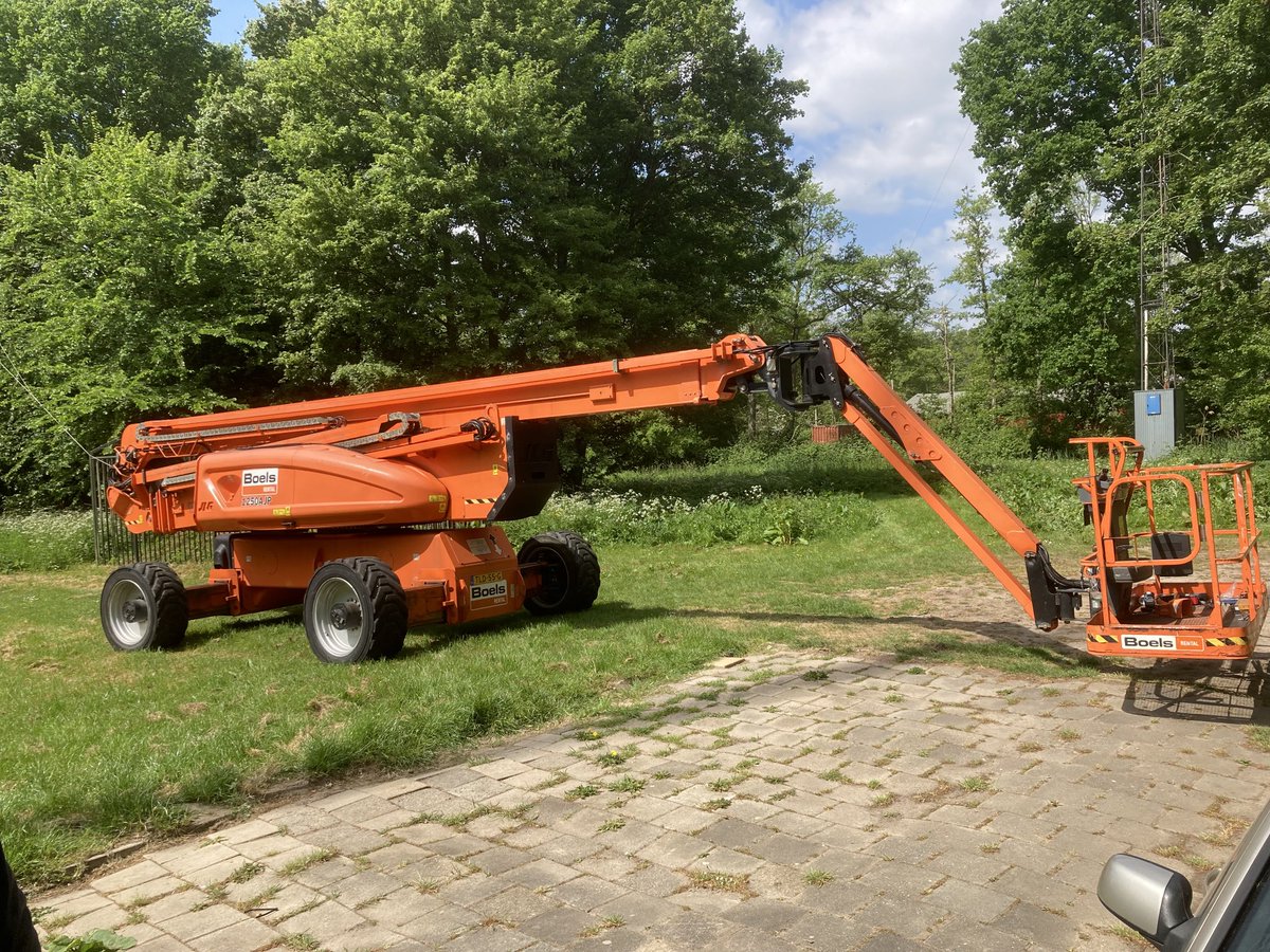 PA3FQX's tweet photo. Dit doe ik op mijn vrije zaterdag. Met een hoogwerker spelen #pi4dec https://t.co/zyrDpgKe9G