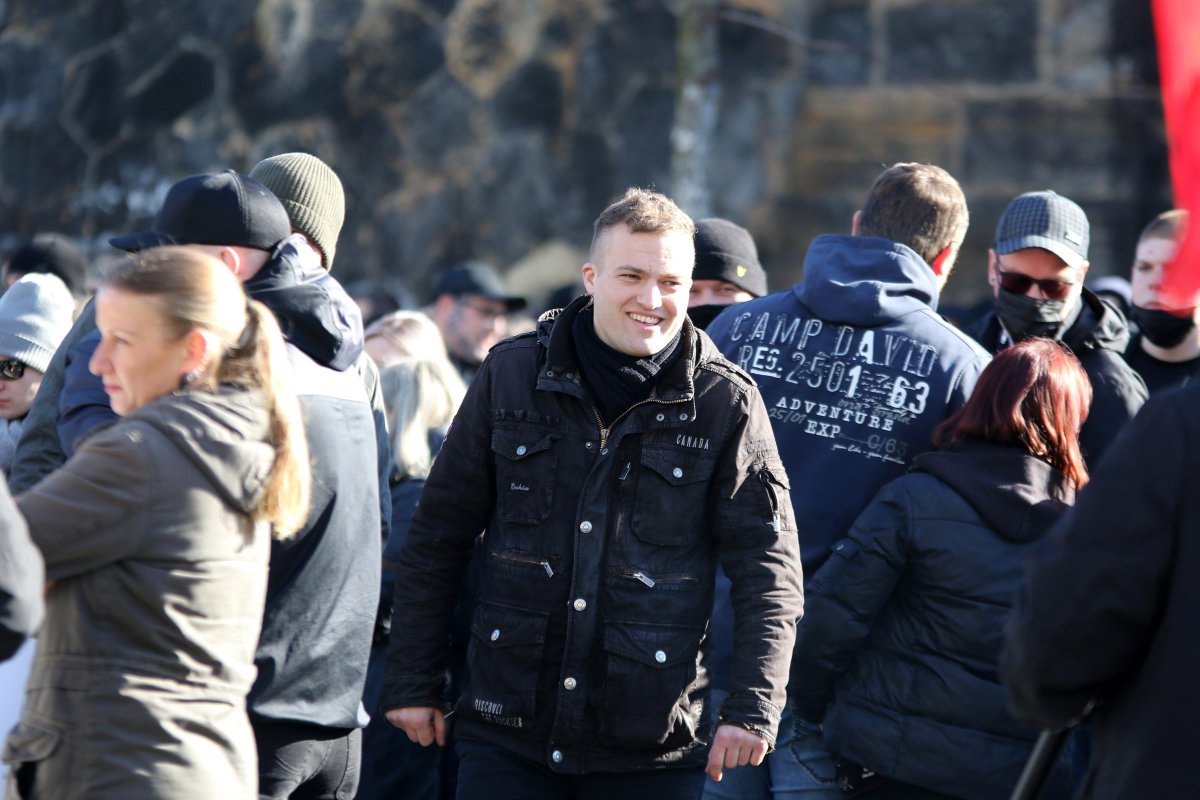 antifainfo's tweet photo. Lennart Schwarzbach (NPD Hamburg) hat gerade auf dem Bundesparteitag in #Altenstadt von Sebastian Schmidtke eine Backpfeife kassiert.
Ihm wird aus diversen Gründen Putschversuch gg Bundesspitze vorgeworfen. Heute kandidiert er zum Bundesvorsitzenden #NoNazisHH Bild @pixelarchiv1 https://t.co/xdpsucbsod