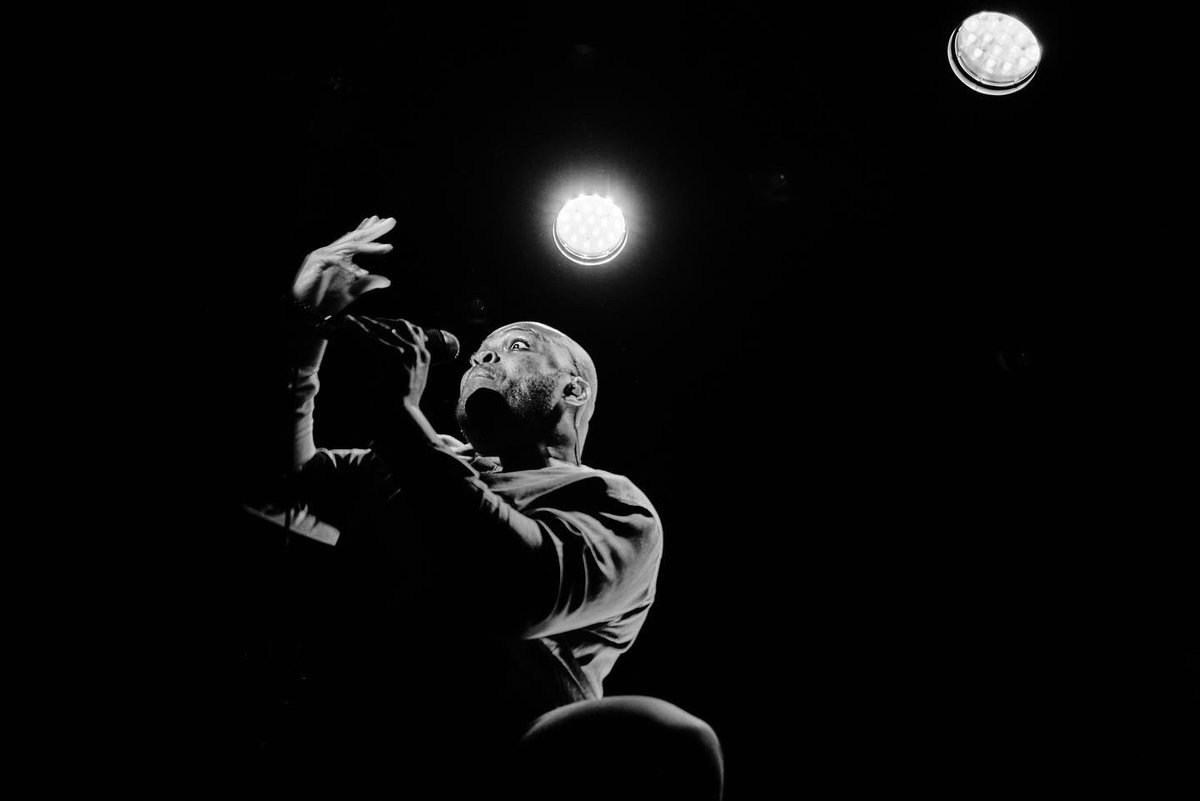 #Ottawa Je n’aurais pas pu demander mieux, que de jouer à guichets fermés, pour une première de spectacle! 🥰😇🥹❤️ Mille mercis à vous; d’avoir apporter votre fil d’or à mon kintsugi de l’homme. Je vous aimes cher public. ✌🏾

 #spectacle #kintsugi  #slam #soul #funk #afrobeats