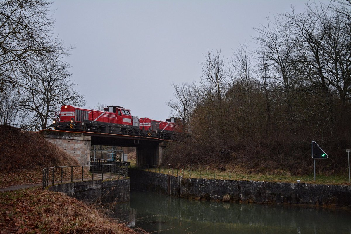 EnzOnTrack's tweet photo. Bonjour à tous ,
On se retrouve aujourd'hui avec une UM2 de #DE18 appartenant à #cflcargo passant le pont du Canal de Bourgogne à Maxilly sur Saône juste avant de franchir le PN13 . Bonne journée et week-end à tous 😉 https://t.co/8qpbOJchYP