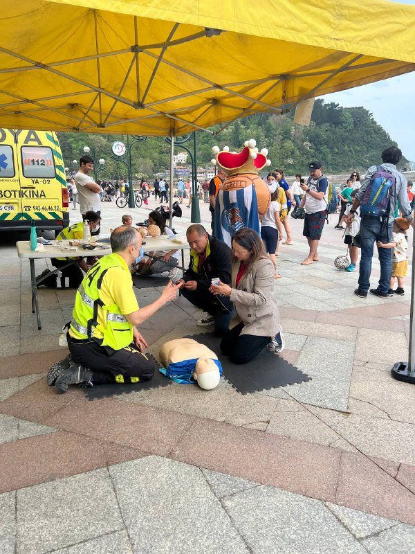 Ya hemos en el malecón de #Zarautz enseñando #RCP junto con otros compañeros/as de la emergencia.  !Hasta TXURDIN se ha animado¡

#Zarautz-ko malekoian egon gara, larrialdietako beste lankide batzuekin batera, BBS irakasten. ! !TXURDIN ere animatu da¡ #DYA