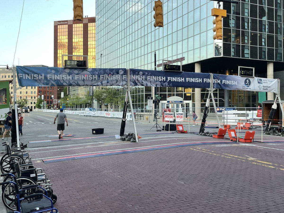 aaronjordantv's tweet photo. Ready to race!! Field producing River Bank Run coverage from the finish line for @WOODTV https://t.co/gKmiSf2G2A