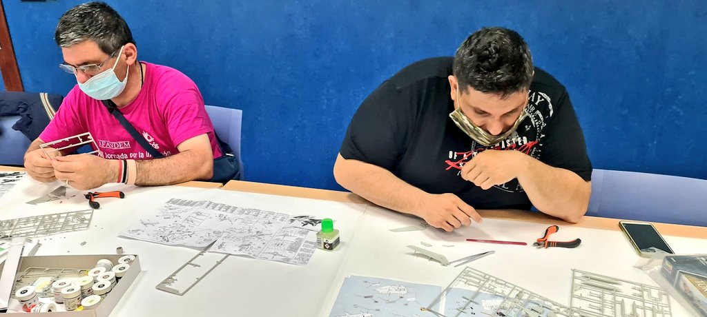 SergioAguinaga6's tweet photo. 👉Hoy algunas personas de #Sufragio @GrupoAMAS @AytoLeganes están en CC #JoséSaramago @AytoLeganes @culturaleganes con nuestros amigos de #Model34 🐱

💪Es la 1° vez que acudimos a su sede y estamos muy contentos de volver a disfrutar de nuestro hobby #maquetas #modelismo 🛩️🖌️ https://t.co/iLV9R7cu8k