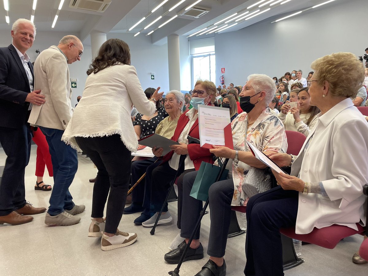CienciaLaRioja_'s tweet photo. 🏅 Menciones de honor para los participantes más veteranos:
▪ Jesusa Torrealba Álvarez
▪ Pilar Fajardo Basterra
▪ María Soledad Ibáñez Rodríguez
▪ Begoña Ezquerro Marín

#CienciaLaRioja @lariojaorg @unirioja @AytoLogrono https://t.co/OImpLOQndJ