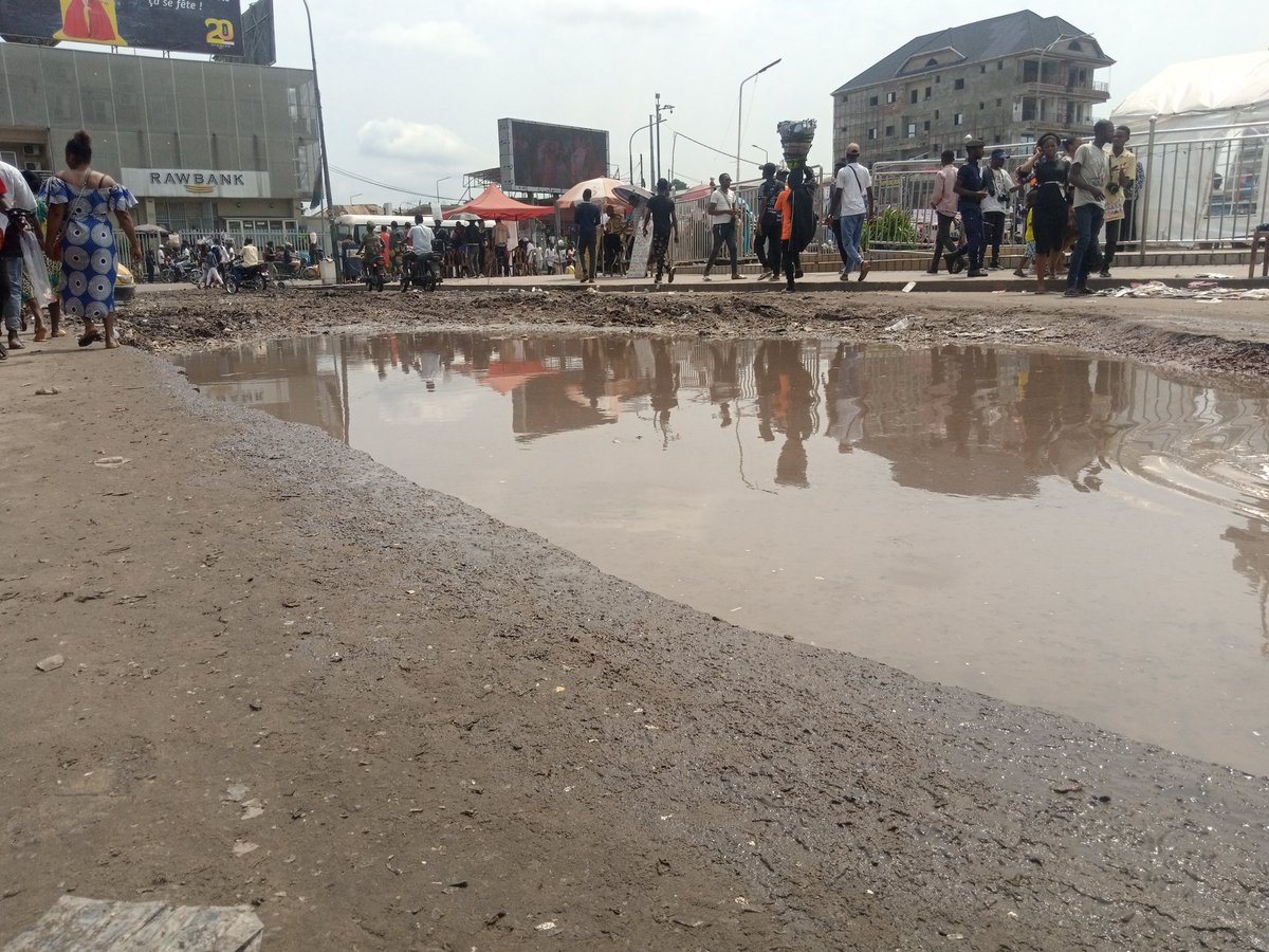 SunriseRdc's tweet photo. #Kinshasa : la ville fait face à la détérioration progressive de la voirie urbaine. Même les places les plus emblématiques comme la place de la #Victoire ✊✊🏿  ne sont épargnées alors qu'elles se situent en plein centre de la capitale. https://t.co/VvbD0TTGs6