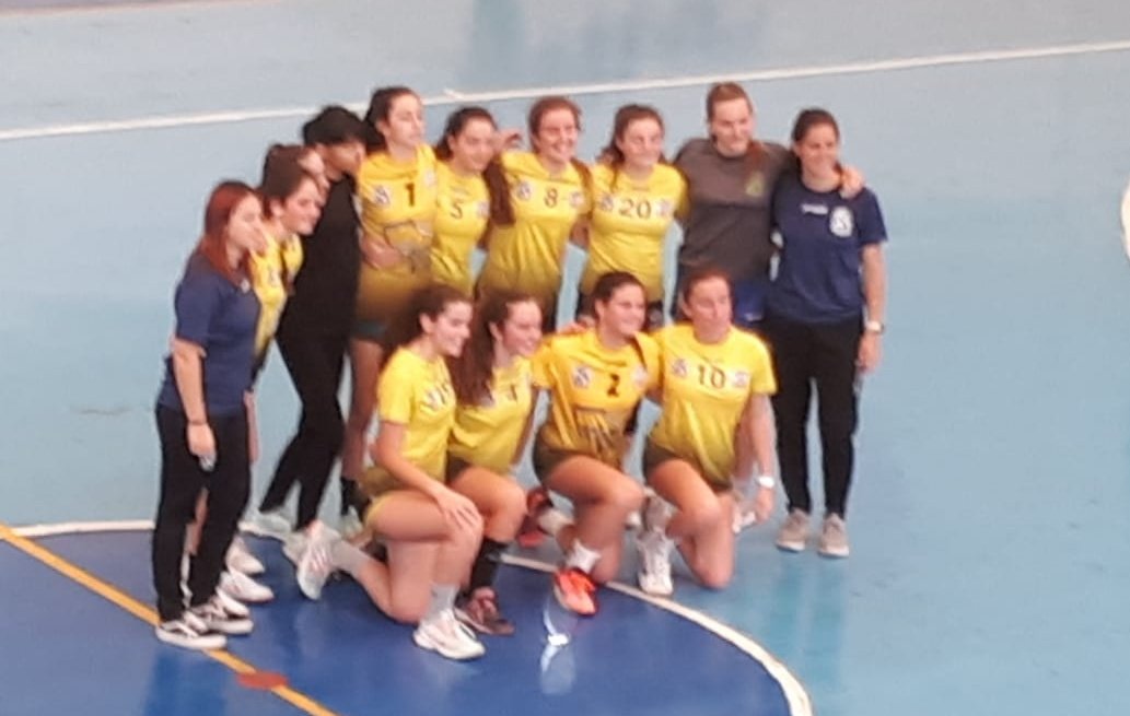 cbmmaristasalge's tweet photo. Las chicas de @CristiGeGe y @sarukixina SUBCAMPEONAS 🥈 de la Copa J.Torres de la @Fbmcv #ComunitatDelHandbol. Nuestra enhorabuena a todas ellas y al @LUDbmmarni 🥇🏆 #GuerreresGroguetes #LaBaseMola https://t.co/7YIRW8naz1