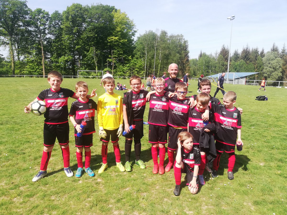 UsFm3's tweet photo. Trois victoires pour les U11 ce matin lors du plateau à La Ferriere aux étangs ! On vous joint une petite photo pour vous faire profiter de la nouvelle coupe de cheveux de l'entraîneur ! 🔴⚫ https://t.co/rdPiCBjteC