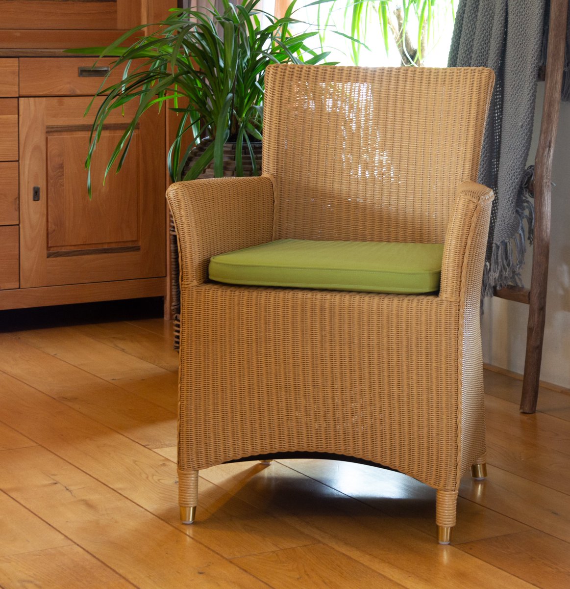 Sfeervolle Lloyd loom eetkamerstoelen maken uw woonkamer gezellig. Kijk hier het top model 3504 in verschillende kleuren.  Nieuwsgierig? lloydloomwinkel.nl Super Lloyd loom stoel.