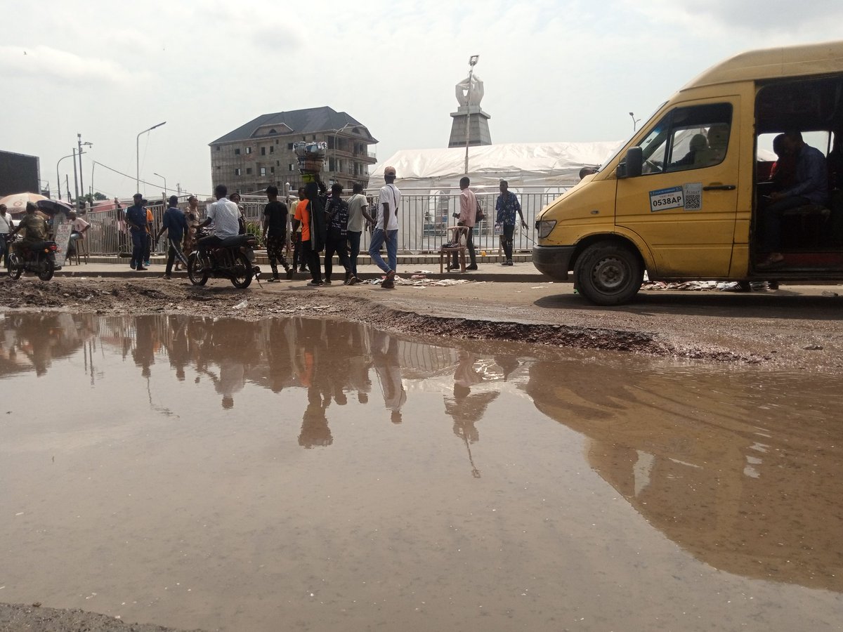SunriseRdc's tweet photo. #Kinshasa : la ville fait face à la détérioration progressive de la voirie urbaine. Même les places les plus emblématiques comme la place de la #Victoire ✊✊🏿  ne sont épargnées alors qu'elles se situent en plein centre de la capitale. https://t.co/VvbD0TTGs6