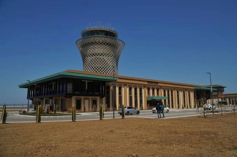 Türkiye’nin deniz üzerine dolgu yapılarak inşa edilen ikinci, dünyanın ise beşinci havalimanı olma özelliğini taşıyan Rize-Artvin Havalimanı bugün açılıyor. 

Ülkemizin ulaşım alt yapısında dev adımlar atmaya devam ediyoruz. Hayırlı olmasını diliyorum.