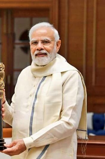 narendramodi177's tweet photo. कहते है,  उम्र बढ़ती है तो  'बुढ़ापे" की ओर बढ़ते है.... पर  'मोदी जी"  के साथ उल्टा है,  वो और Young होते जा रहे है 😍❤

(कल की फोटो) https://t.co/dmUkqSUoSX