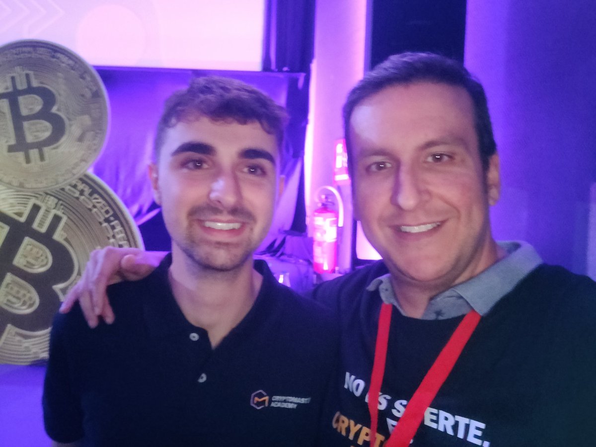 rubenbpv's tweet photo. Conociendo al carismático @arnauramio en persona en el #eventocm. Me encanta desvirtualizar a la gente que admiro además de ser mi mentor crypto 🤘🏻😁 https://t.co/hD0bhjkjN3