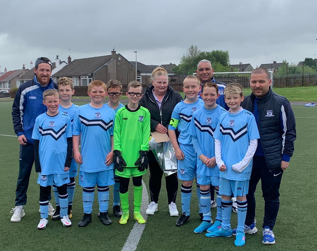 WestParkUtdFC's tweet photo. As the season gets near the end, a wee shoutout to all the facilities staff who look after the pitches. Nice touch from West Park United 2011 teams offering a small gift of appreciation to Wilma who looks after St Matthews in #Bishopbriggs
Player of the match today was Anthony 👏 https://t.co/IFIDkvIHKg