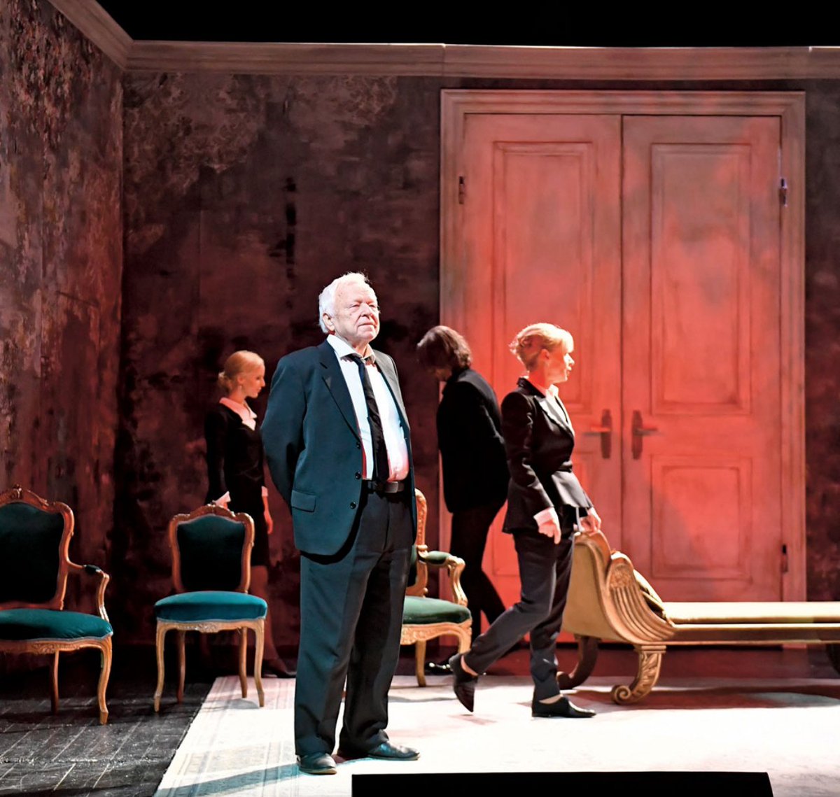 kuba_urba's tweet photo. "Cesarz" Kapuścińskiego w @TeatrAteneum. Aktualny dzisiaj bardziej niż paszport covidowy przed wyjazdem. Adaptacja i reż. Michał Grabowski. W głównej roli Marian Opania. Poznajecie? ;) Dwie godziny siedziałem wstrząśnięty i niezmieszany. Polecam!!! #teatr #cesarz #kapuscinski https://t.co/ASh43dPKFD