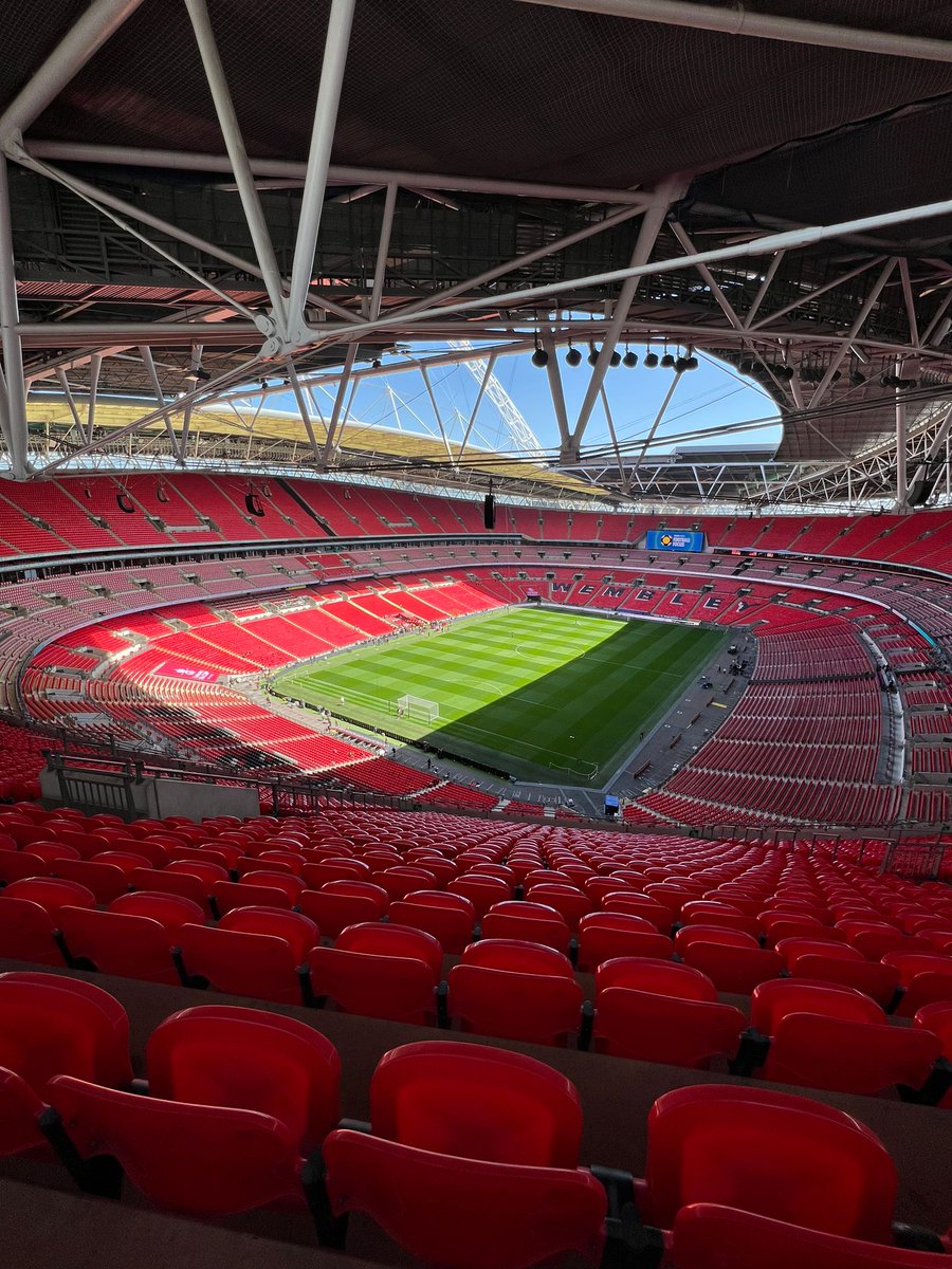 LFC's tweet photo. 📍 Wembley 

All set for the #EmiratesFACup final 🙌🔴 https://t.co/UMLzXz3COI