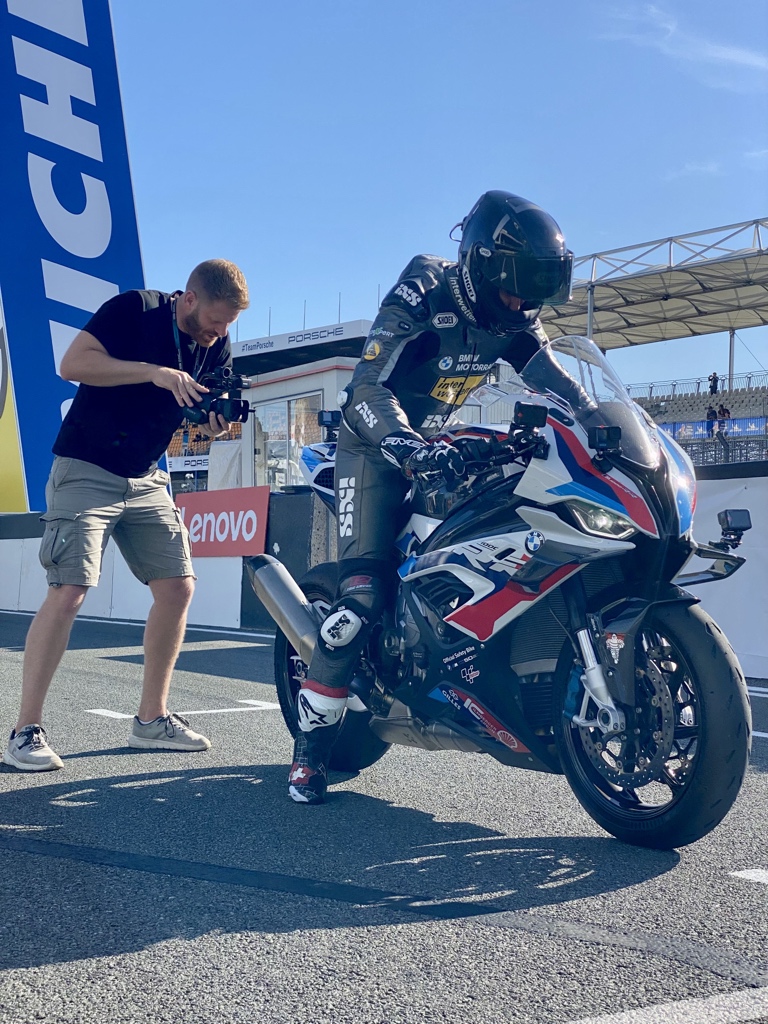 marco_felder's tweet photo. Dreh eines Intros für die Kamerafahrten von Tom Lüthi - die nächste ist morgen vor dem Rennen der MotoGP zu sehen. @srfsport #FrenchGP #MotoE #LeMans #srfGP https://t.co/uHES1XT87H