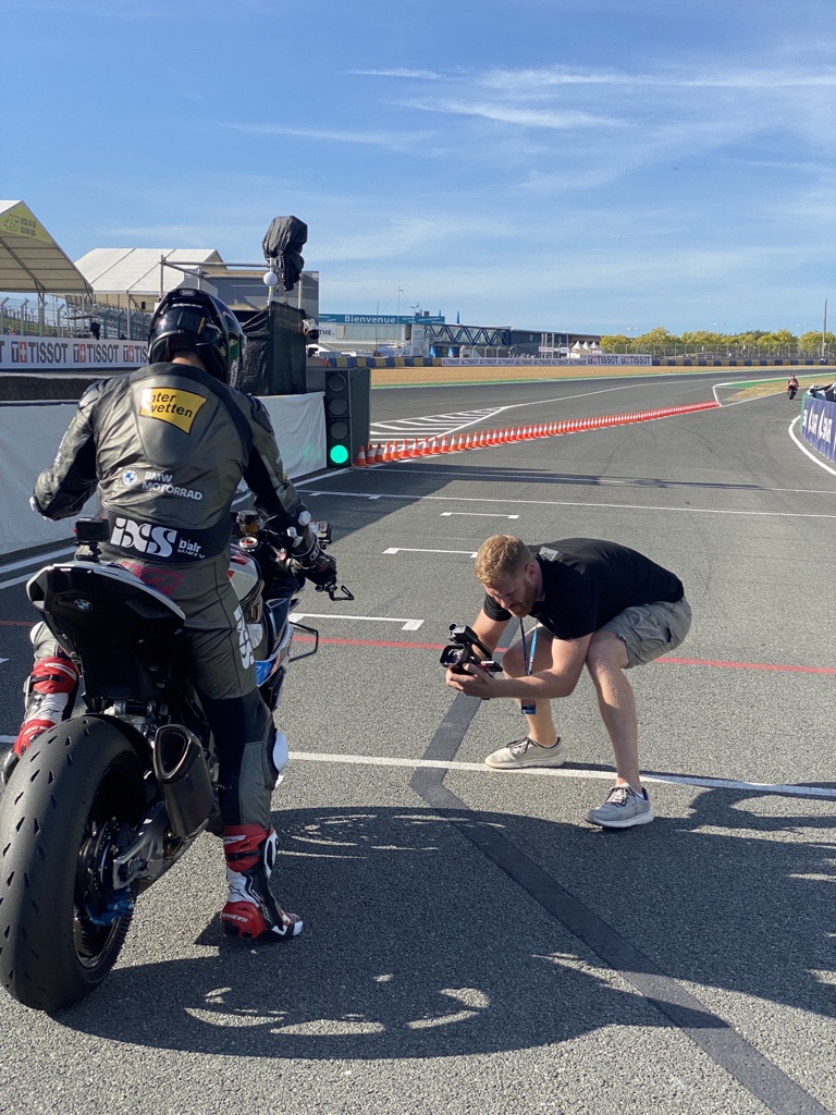 marco_felder's tweet photo. Dreh eines Intros für die Kamerafahrten von Tom Lüthi - die nächste ist morgen vor dem Rennen der MotoGP zu sehen. @srfsport #FrenchGP #MotoE #LeMans #srfGP https://t.co/uHES1XT87H