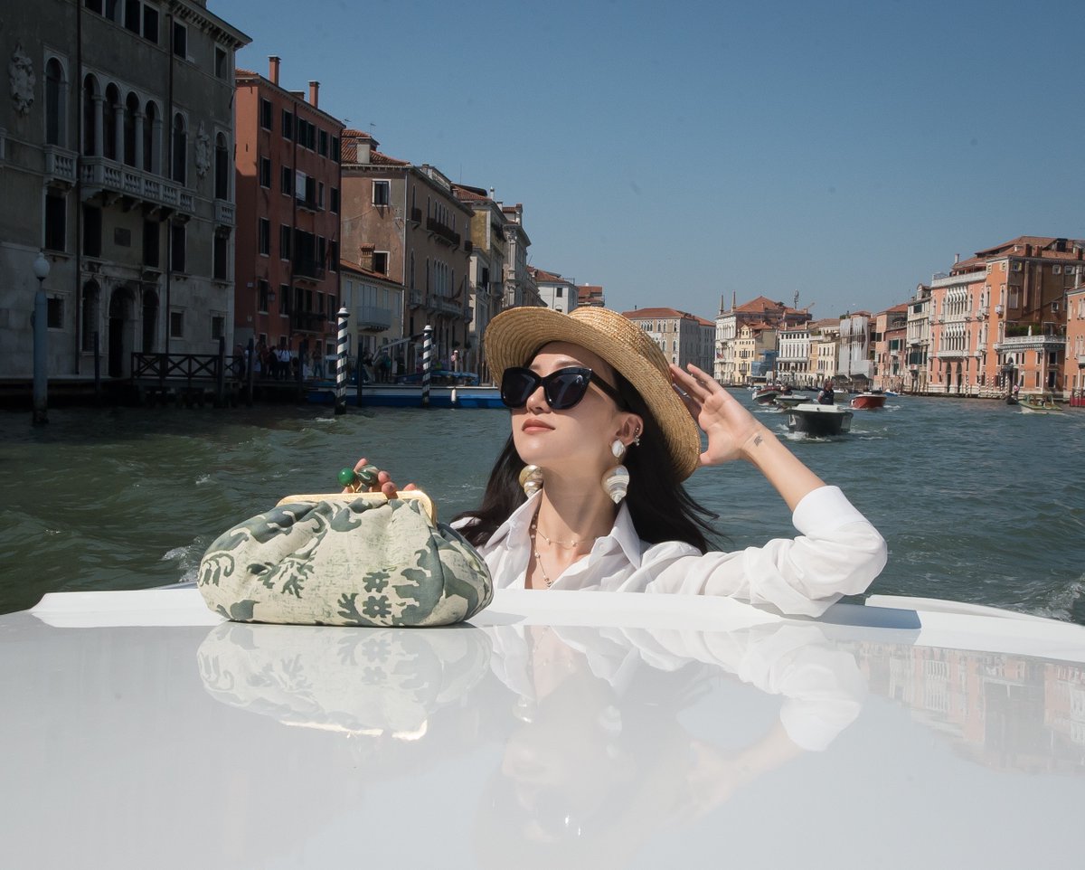 weekendmaxmara's tweet photo. When in Venice: Manje Zhang joins the #PasticcinoBagWorldTour to reveal the first special edition of the Weekend Max Mara iconic bag which pays homage to Venice’s glorious history in textiles and glass making.
https://t.co/HRwPVrODuK
#WeekendMaxMara https://t.co/Dfgk9Gp0uH