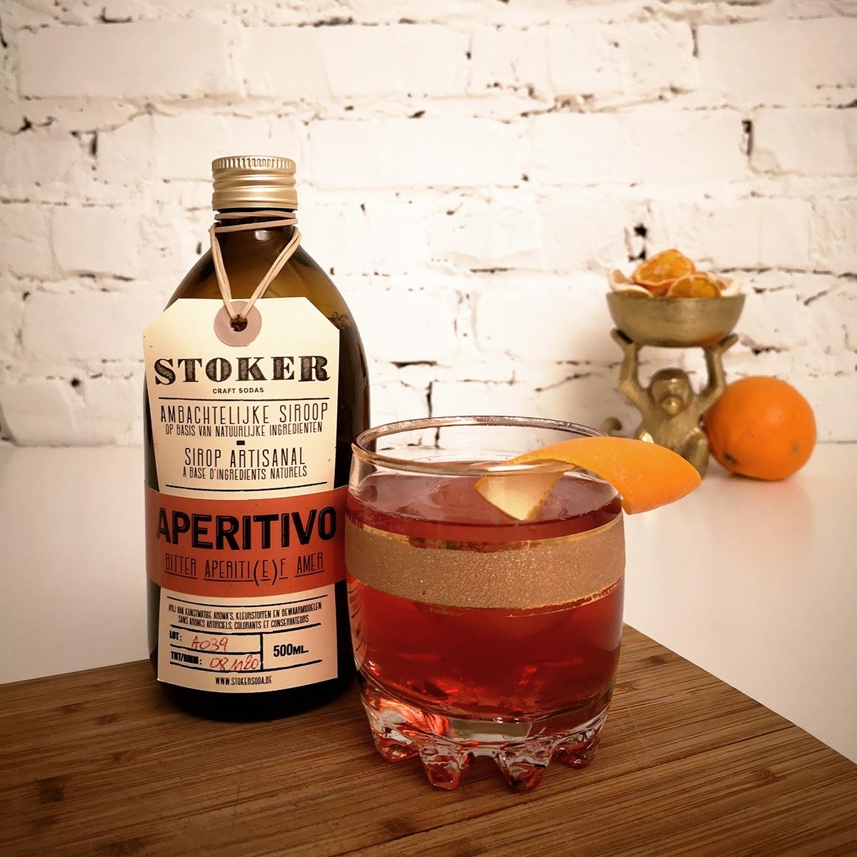 Met de niet-alcoholische siropen van Stoker kan je zalige cocktails bereiden.

Onze persoonlijke topper: Aperitivo-classic
- 30ml Stoker aperitivo siroop
- 180ml spuitwater
- Ijsblokjes
- Zeste van sinaasappel