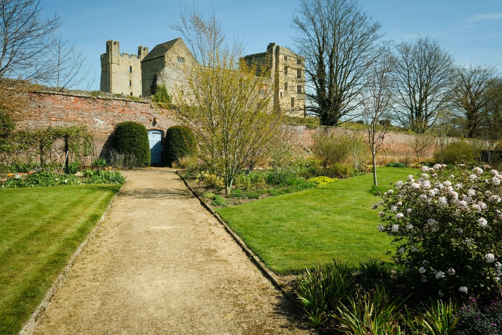 SpaYorkshire's tweet photo. Situated within the North York Moors National Park, is the medieval Helmsley Castle.⁠
⁠
Venture in to discover how the castle evolved over the centuries, from a mighty medieval fortress to a luxurious Tudor mansion.

#YorkshireSpaRetreat #Helmsley https://t.co/GkDuT8AUEI