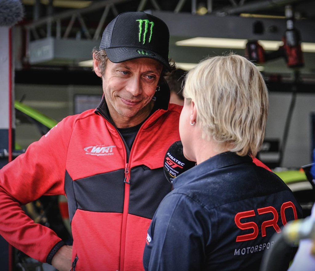 GuenaelleLongy's tweet photo. 🚨RENDEZ-VOUS 🚨
L’interview exclusive de @ValeYellow46 sur son nouveau défi en @GTWorldChEu c’est ce samedi soir en exclusivité à 19h sur @chaine_automoto
Puis vous le retrouverez dans la foulée pour sa première course en direct @circuitmagnycours‼️
#valeyellow #vr46 https://t.co/dvGaJ9S1gC