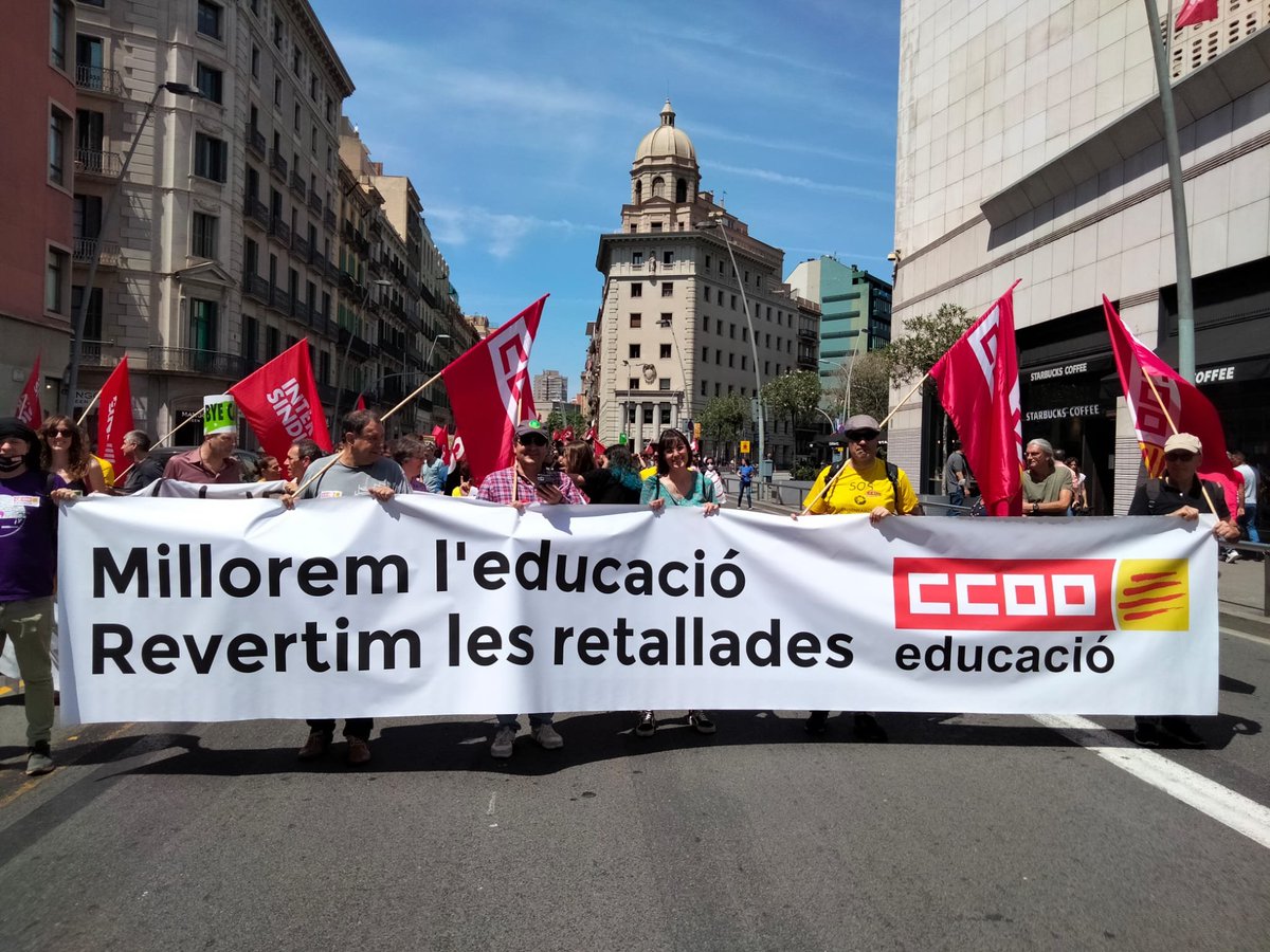 CCOOeducacio's tweet photo. Tota la comunitat educativa mobilitzada contra les retallades i la falta de negociació real de @JosepGCambray #EnCatalàiSenseRetallades https://t.co/BOiBkyFQVs
