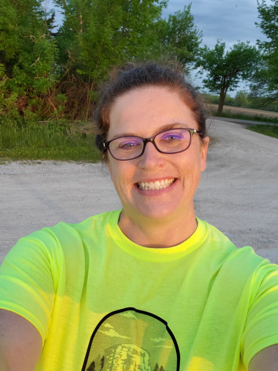 sallyomalley15's tweet photo. Dang I look good in safety yellow @RunSRCountry #runsrc #volunteer #HalfMarathon #startlinecrew https://t.co/uE82bAahCB