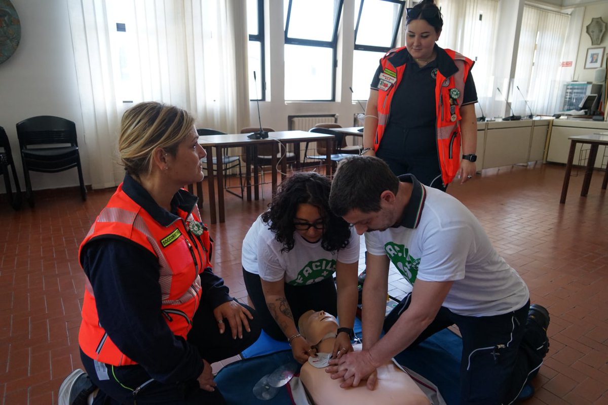 Anpasnazionale's tweet photo. @PaoloRebecchi @AnpasToscana 🧡Ancora prove e condivisione di conoscenze sull'uso del DAE: qui siamo a Signa con i volontari e le volontarie Anpas di @PubAssSigna
#DefibrillationDay https://t.co/qYJXQzJPDh