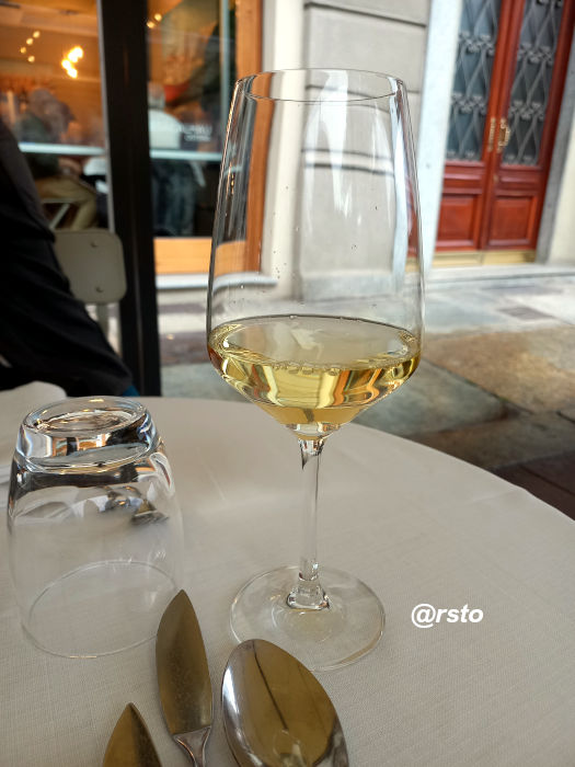 RottasuTorino's tweet photo. Alla Bacalhau Osteria, un aperitivo portoghese, tutto da gustare nel suo dehor, sulla banchina di una vecchia fermata del 3. 6 petiscos e un calice di vinho verde, che raccontano la cucina portoghese e le contaminazioni dello chef Montagna. #datornare!
https://t.co/39v0ik1NHM https://t.co/THxcbSQREn