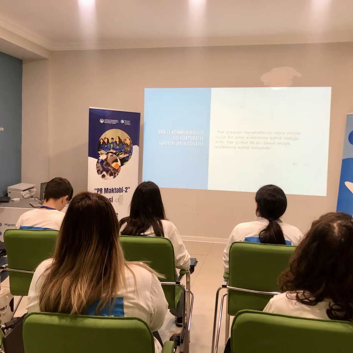 “PR Məktəbi-2” layihəsinin növbəti təlimi baş tutub.🤩

Azərbaycan PR Mütəxəssisləri Assosiasiyasının sədri, İPRA üzvü, SocialLab Reklam və PR şirkətinin rəhbəri İlham Məmmədovun təqdimatında iştirakçılara “Daxili Kommunikasiya və Korporativ İmic” mövzusunda təlim keçirilib.
#pr