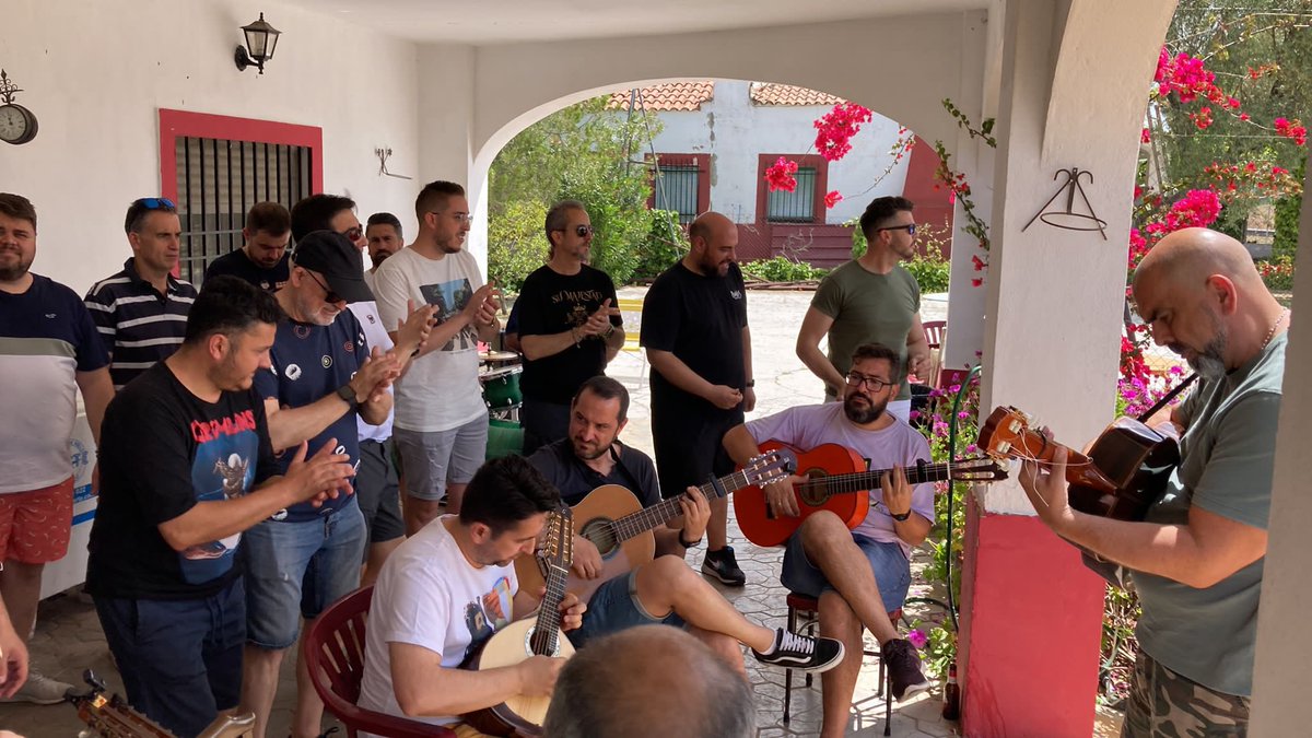 Ensayos diferentes 🤩 

¡Qué ganas de jueves! 

🫅🏻 Su Majestad, <a href="/ElCorodeMerida/">ElCorodeMérida</a> 

#19demayo
#jueves 
#Coro
#SoyCoristaSoyRomano 
#Coac2022