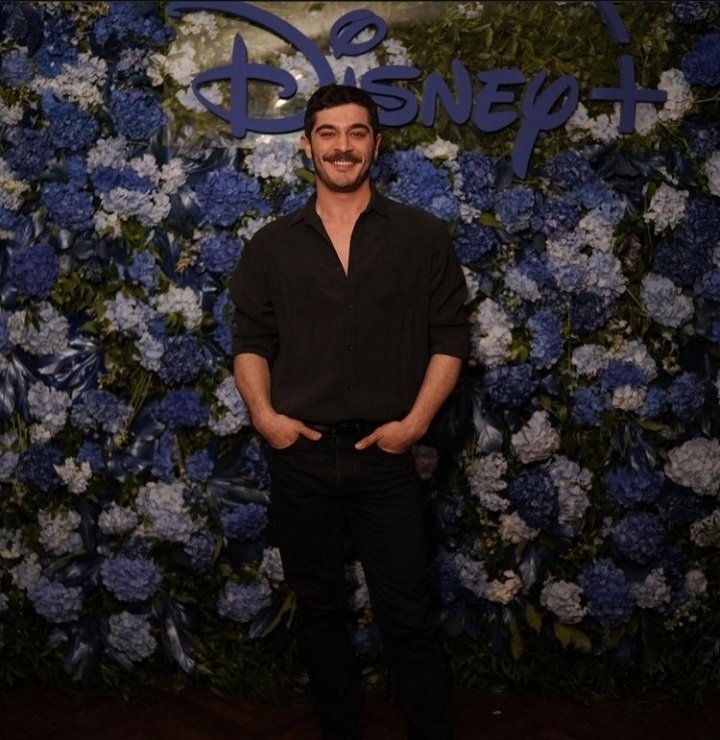 BurakDenizArab's tweet photo. جديد ال��جم بوراك دينيز من حفل إنطلاق منصة ديزني بلس ، يذكر أنه المنصة قامت بتنظيم دعوة عشاء للمثلين الذين تم الاتفاق معهم بالأمس
#BurakDeniz 
#DisneyPlus https://t.co/16eeHhXO7q