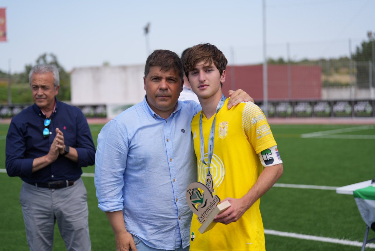 FedExFutbol's tweet image. 👏👏👏¡Enhorabuena @Merida_AD, 🥇CAMPEONES DE EXTREMADURA #CadeteF11 al imponerse 1-0 al @CDBLaAcademia en la final disputada en 📍La Garrovilla #JugamosEnEquipo