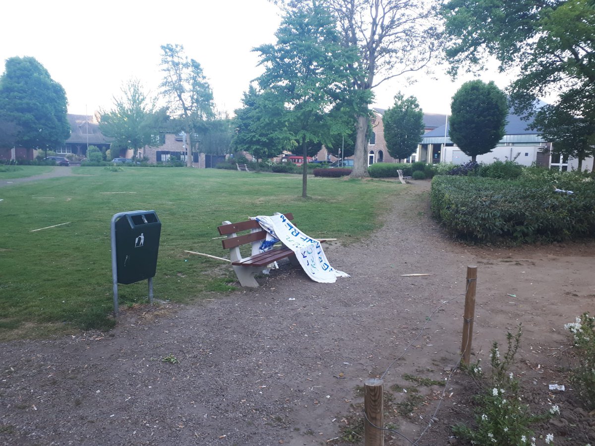 De #expo van gemeente <a href="/EijsdenMargr20/">Eijsden-Margraten2.0</a> met het werk van o.a. basisscholen over #duurzaamheid #cultuur en #milieu is gisteren onthuld in #eijsden en dezelfde dag vernield #projectnu #skem <a href="/delimburger/">De Limburger</a> <a href="/L1/">L1</a>