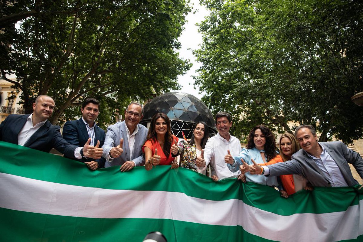 Que nadie venda la piel del oso antes de cazarlo. Aquí no queda solo un cuarto, queda MUCHO partido

Esta es solo una pequeña parte de nuestro #EquipoCs, los que ponemos la cara en un cartel

Detrás estáis todos vosotros para conseguir que la #AndalucíaLiberal siga gobernando💪🏼💚