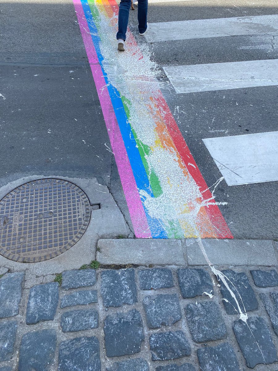 FlorianBercault's tweet photo. A la veille de la journée internationale de lutte contre l’homophobie, la transphobie et la biphobie, et alors que @Laval_la_Ville avait marqué son soutien en couleurs, des vandalistes ont saccagé cette marque d’égalité. Je déposerai plainte et ne laisserai rien passer #Laval https://t.co/aBf2wW2zH7