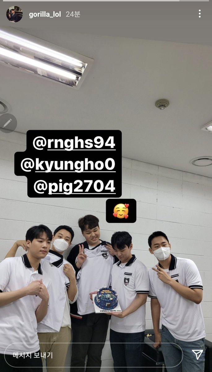 rosla89's tweet photo. 블루나잇, 계피님과 함께 구락스 케이크와 꽃다발, 팬들을 위한 부채를 준비했습니다 🥰
영원히 가슴속에 남을 구락스! 항상 행복하시길 빌게요🎂 https://t.co/UNN61pVerE