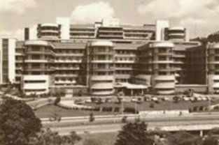 El día 14 de mayo de 1956 fue inaugurado el Hospital Universitario de Caracas. Para esa fecha se constituyó en el centro de salud más grande de Latinoamérica.
¿Quién de ellos fue el diseñador de ese faraónico proyecto?
Luis Malausena
Carlos Raúl Villanueva
Tomás Sanabria