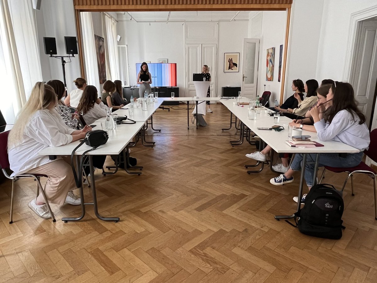 Da staunen nicht nur die jungen Journalistinnen: <a href="/VerenaMischitz/">Verena Mischitz</a> bei ihrem fundierten Workshop über Klimajournalismus. #youngstars #joko2022 Kick-off