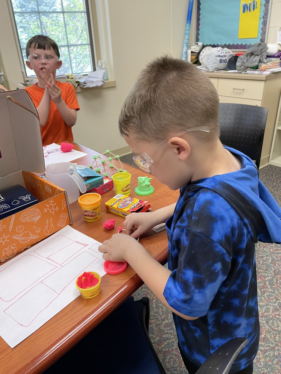 CarterwanCarter's tweet photo. Little Blue Lion Kindergartners creating moon and mars space stations. #cosi #wchcs #engagedlearning https://t.co/dHVA6bkH5p