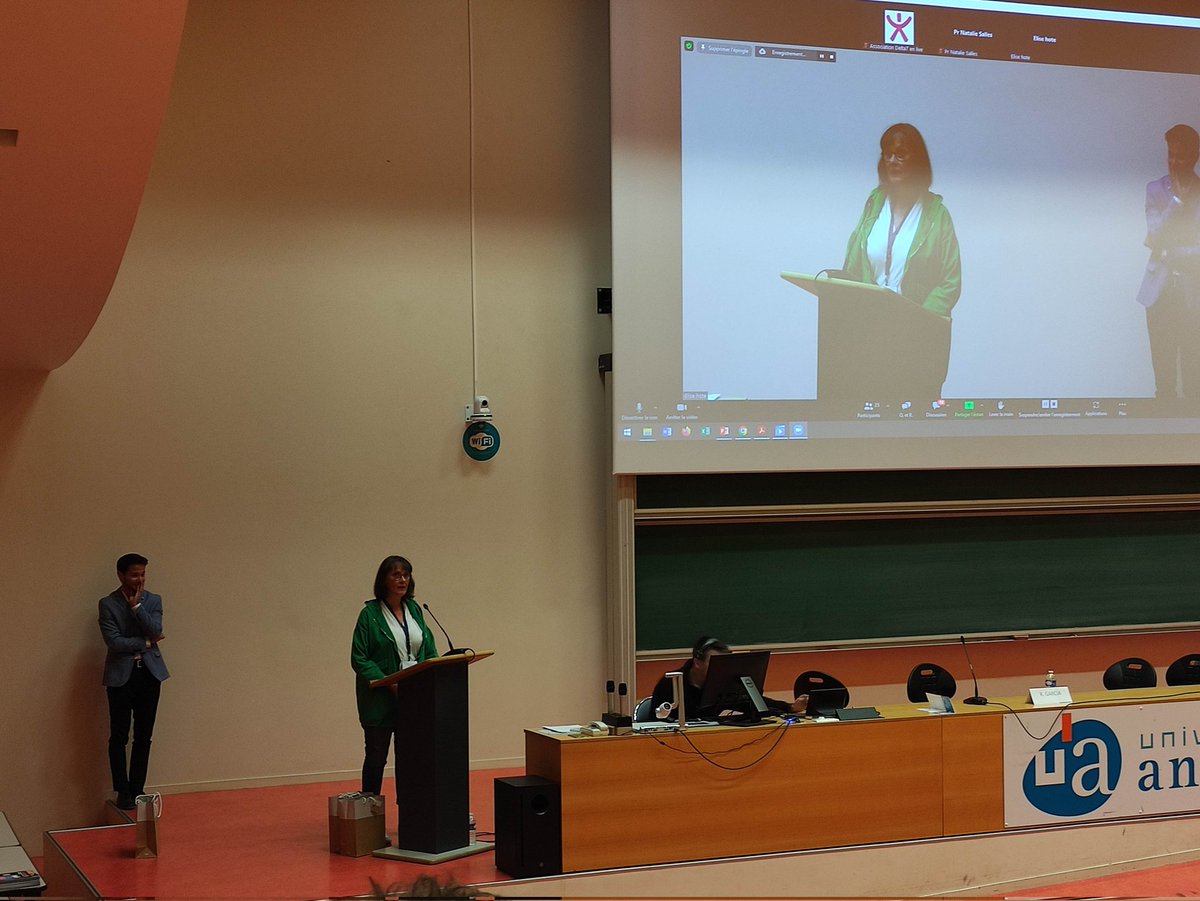 #SGOC Remise des Prix par le Pr C. Annweiler <a href="/GeriatreAngevin/">Gériatre Angevin</a>
Carine Cosme remporte le prix de la communication orale gérontologique avec:
Effets de l’intervention de l’Equipe Mobile de Gériatrie sur le fardeau de l’aidant
@LaSFGG @JeunesGeriatres @CNEGeriatrie <a href="/anaig_geriatrie/">ANAIG</a>