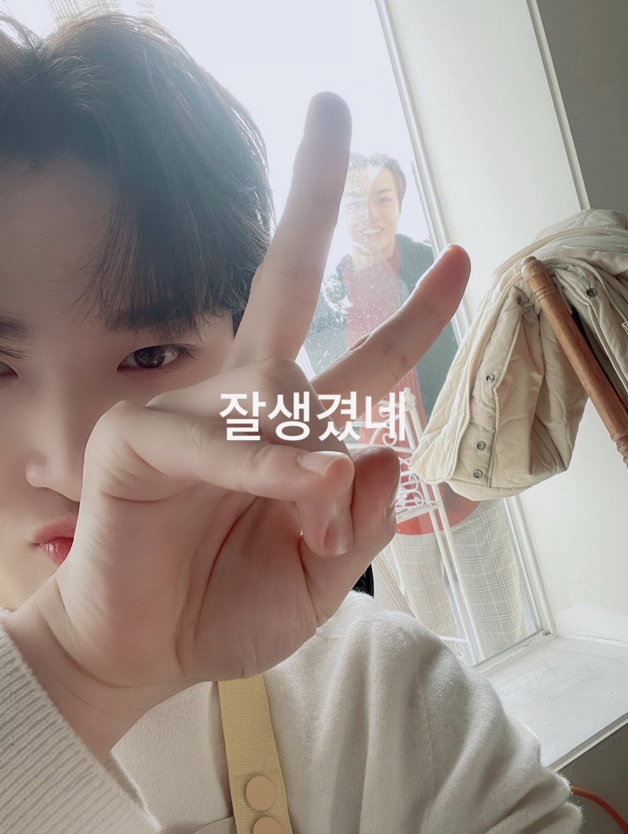 cheesechaream's tweet photo. อั้ยมุเด่กแสบมาก 55565555
รูปแรก🐮แคปชั่น : หล่อจังเล้ย
รูปสอง🐮แคปชั่น : ผิดไปแล้วครับ
🐰: คืองี้
       นายเป็นคนเริ่มก่อนนะ
       รูปอ่ะ^^
🐮: อือ เอาเล���เอาเลย
       ผมก้มีอีก^^ https://t.co/Nw7rbRRiyF